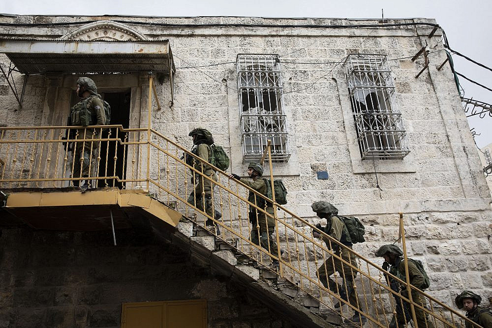Israeli Forces Raid Homes of Palestinian Detainees Due to Be Released in Swap Deal