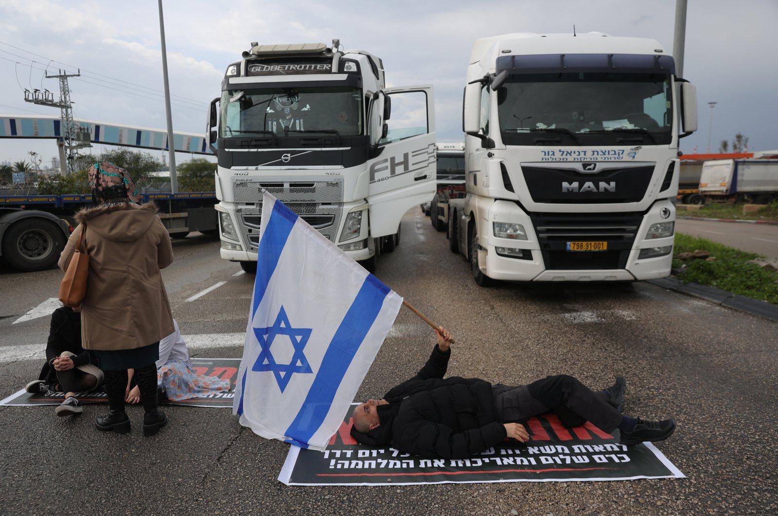Video: Israeli Settlers Block Aid to Gaza Amid Looming Famine
