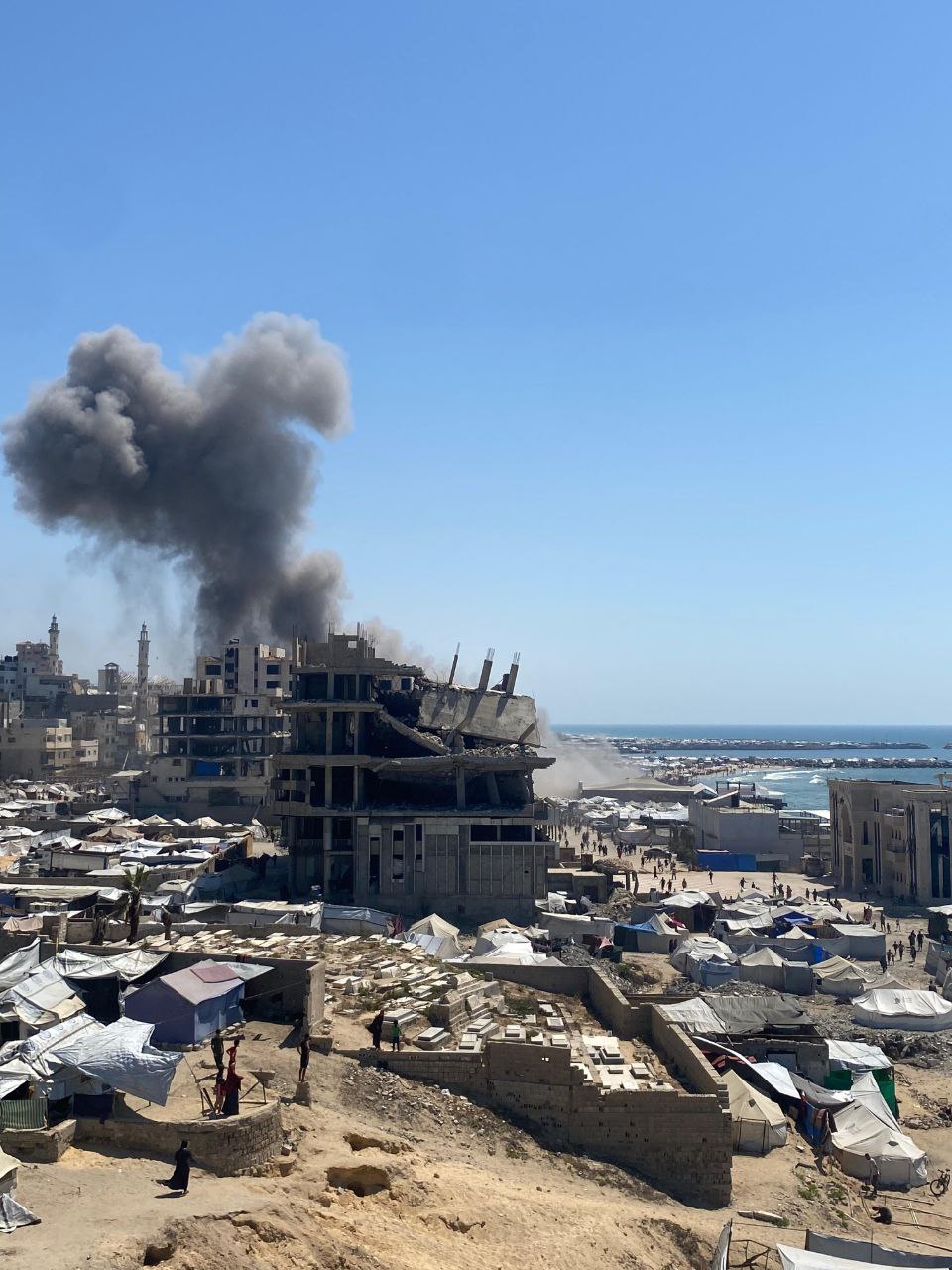 Over 30 Killed in Israeli Strike on Café in Gaza City