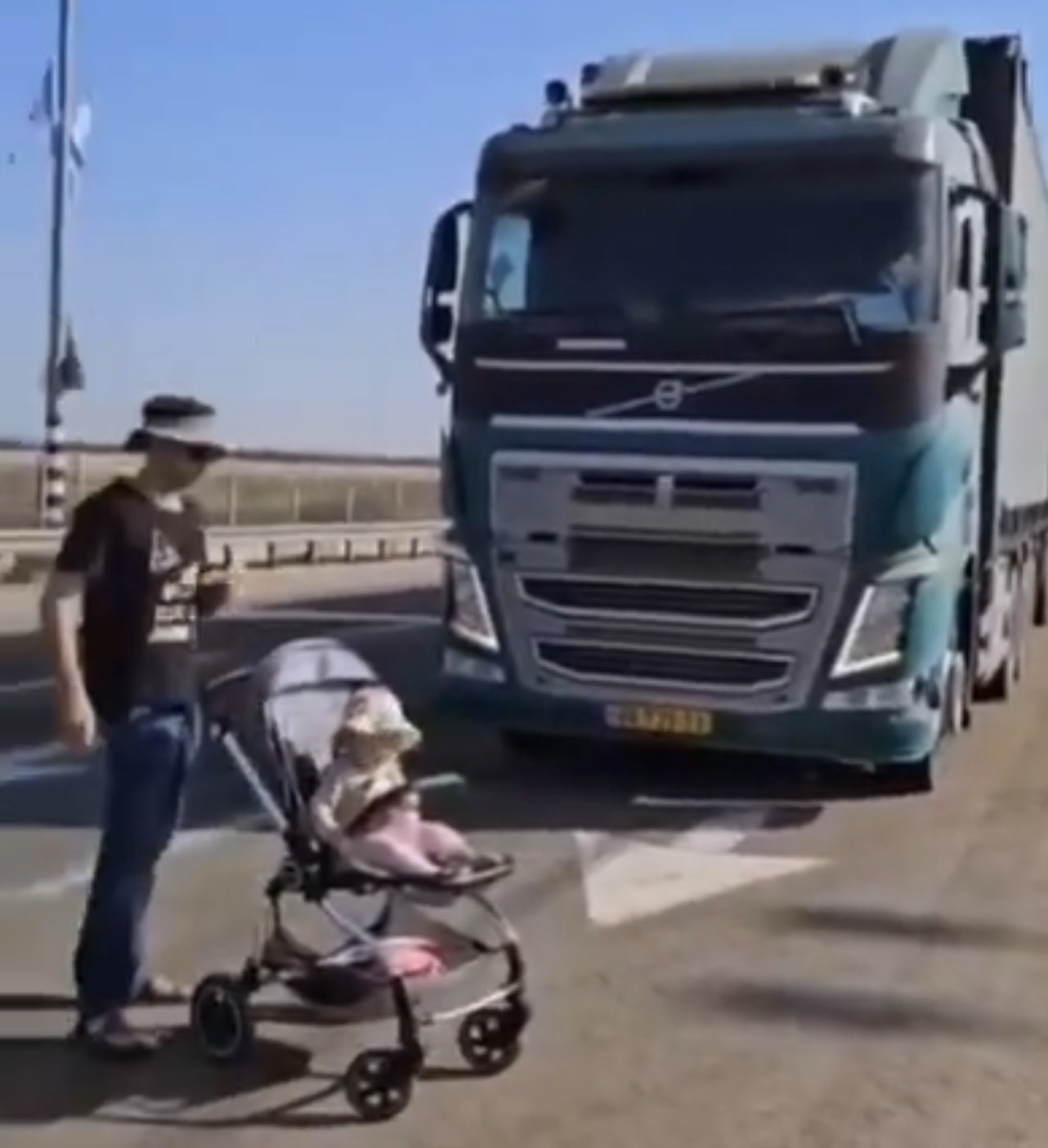 Israeli Settlers Place Baby in Front of Aid Truck to Block Gaza Entry