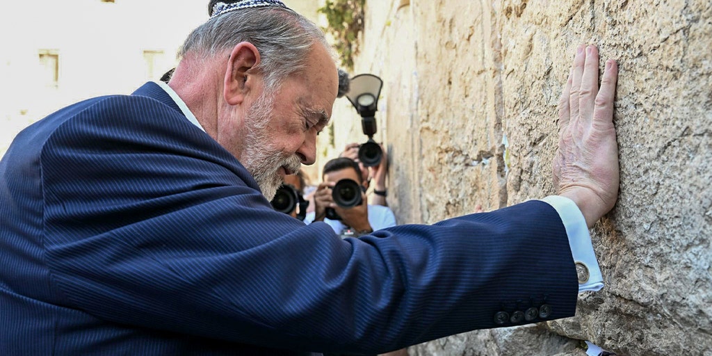 Huckabee: Gaza Ethnic Cleansing Still on Table, ‘Don’t Nod Along if Tucker Carlson Says Epstein Was Mossad’