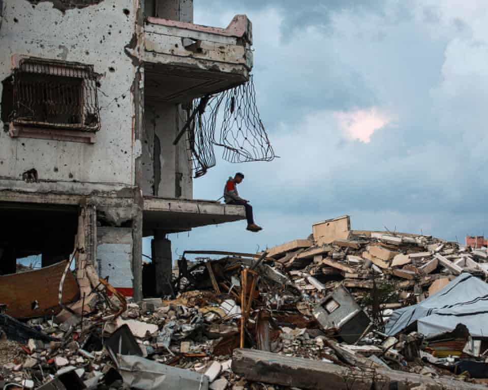 Palestinians in War-Torn Gaza Endure “Harrowing Night” Amid Intense Israeli Bombardment in Eastern Gaza