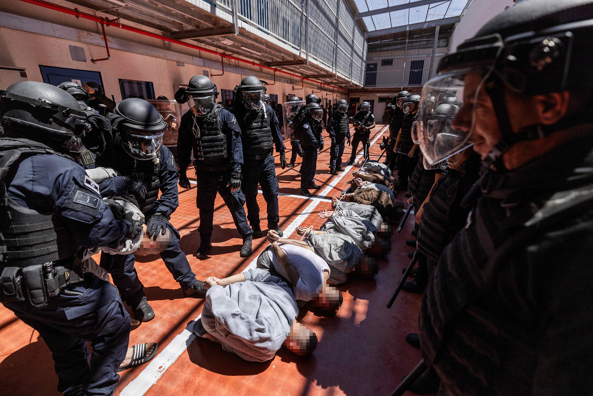 Israel Prisons Restrict Palestinian Detainees’ Access to Medical Devices Amid Denial of Care and Mistreatment