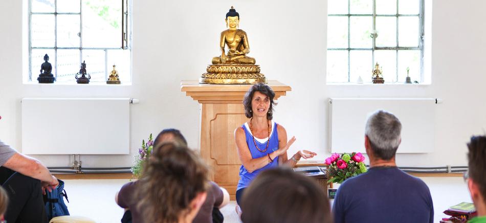 Eine buddhistische Lehrerin unterrichtet in einem Meditationszentrum des Diamantweg-Buddhismus