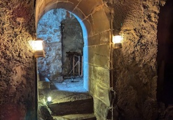 Freiburger Unterwelten: Beinhaus, Bunker, Nonnengruft - Historix-Tour mit Schauspieler