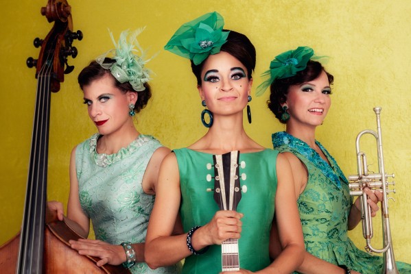Zucchini Sistaz - false eyelashes, real music