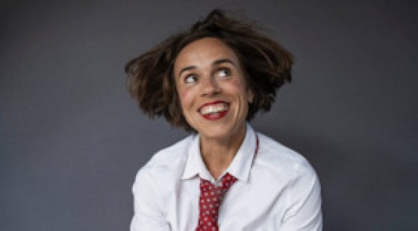 Judith Bach como Claire - Streuselkuchen – Una pieza para todos