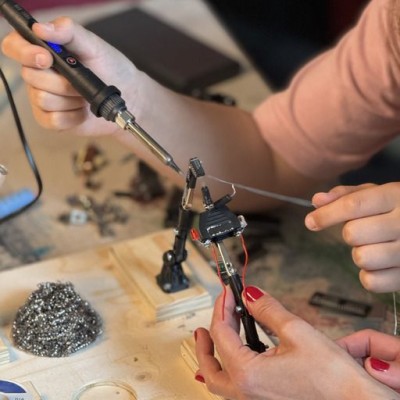 Atelier de soudure avec déchets électroniques par le Fablab Onl'Fait à la Bibliothèque de la Cité