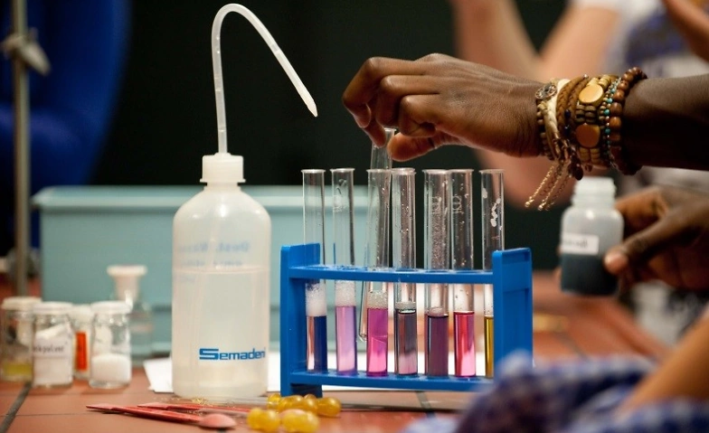 Kanti Baden: Chemielabortag