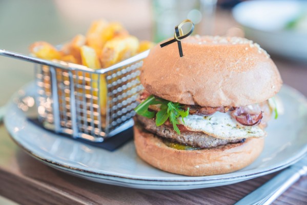 Burger-Schiff uff em Rhy