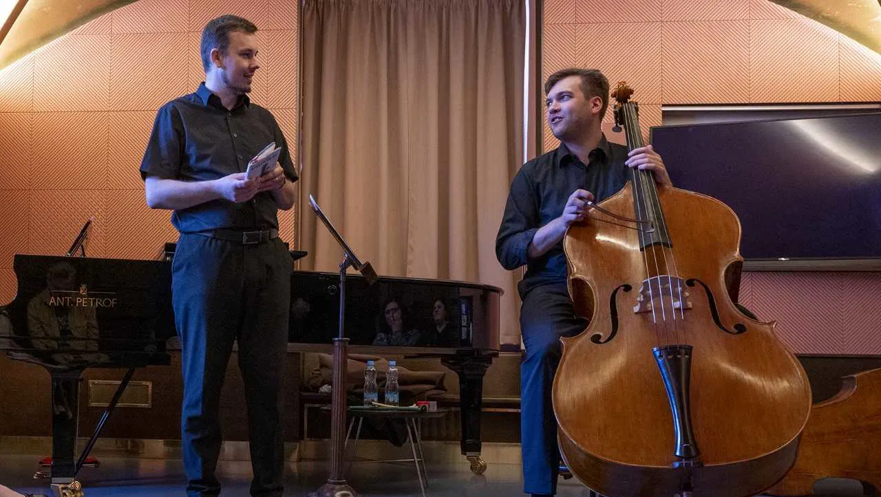 Basa tvrdí muziku