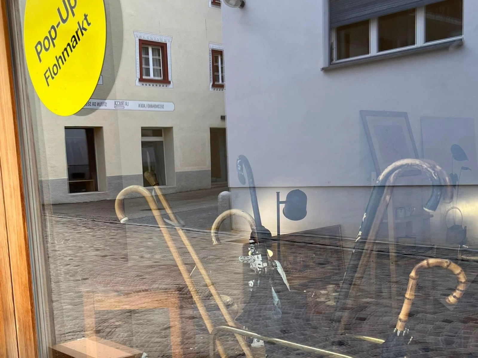 Pop-Up Flohmarkt: «Art + Plunder» in der zezzaneera in Ilanz