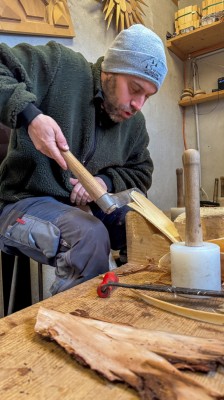 L’art du tavillon : du bois brut à l’établi