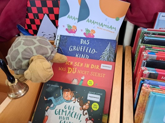 Lecture dans la salle de jeux