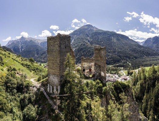 Guided village tour Ramosch