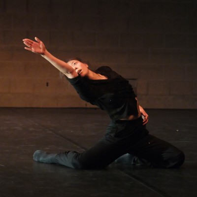 JEDE:R DANCES ALONE