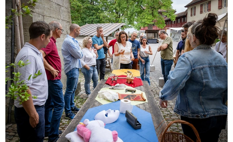 Mit fünf Objekten durch Raum und Zeit