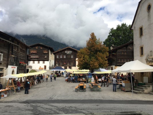 Mercado de otoño tradicional en Hengert en Ernen