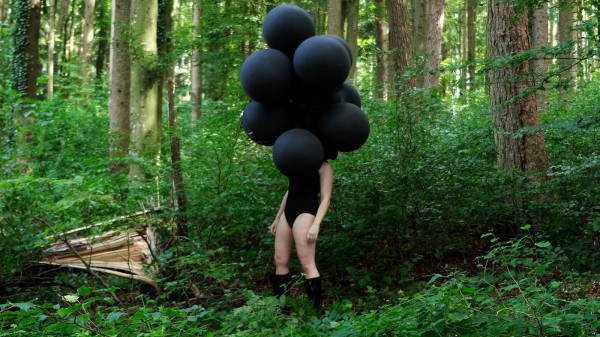 The Buzz Carries Hooves – Exposición individual Myriam Gämperli