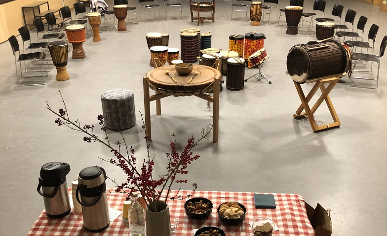 Tournage de tambours en commun et création de rythmes