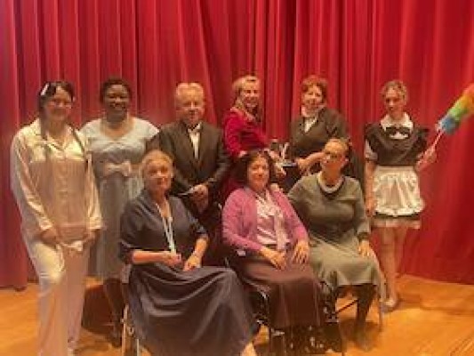 Deutsch-französisches Laientheater - "Huit femmes - Acht Frauen"