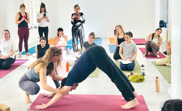 Yoga Adjustment & Alignment Workshop mit Maya Kovats