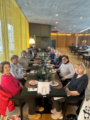 «Together instead of lonely» - Lunch Table