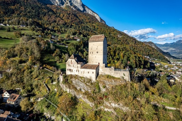 Schloss Sargans: Torkel-Turm-Terrasse mit Geschichten zum Schloss und zum Wein