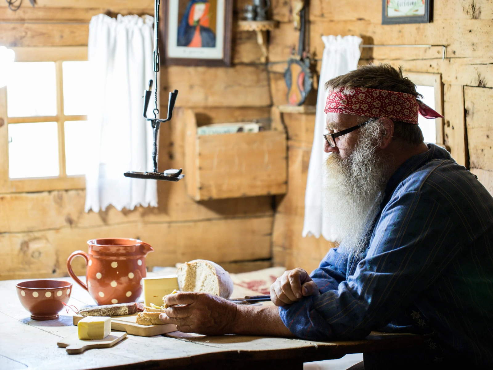 Abuelo cocina en Brigels