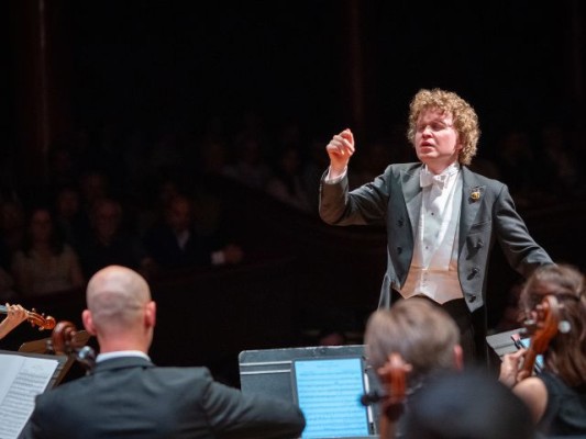 Peace Philharmonic Orchestra – Brahms – Nikolay Khozyainov, piano et direction