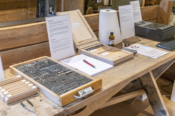 Mittelalterspiel und Schoggi-Druck / gö: temp medieval e stampa da tschiculatta