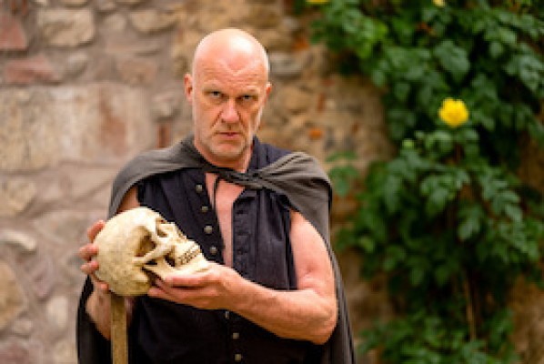 Historix-Tours: Murderers, Graves, and Ghosts - City Tour with Actor