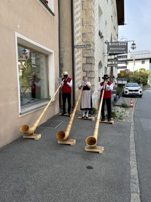 Alphorn concert in front of the Tessanda hand weaving mill