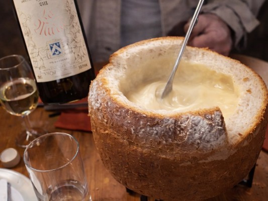 Fondue im Brot auf der Terrasse