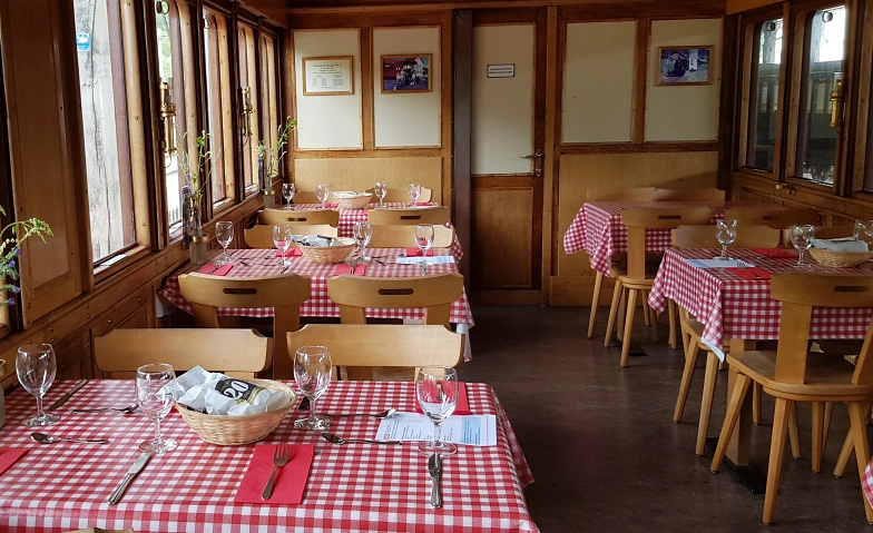 Dégustation de fondue dans l'historique wagon-restaurant