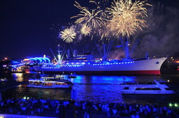 Blue Port Feux d'artifice et croisière lumineuse – CRUISE DAYS