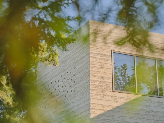Architectural tour of the new buildings (in German)