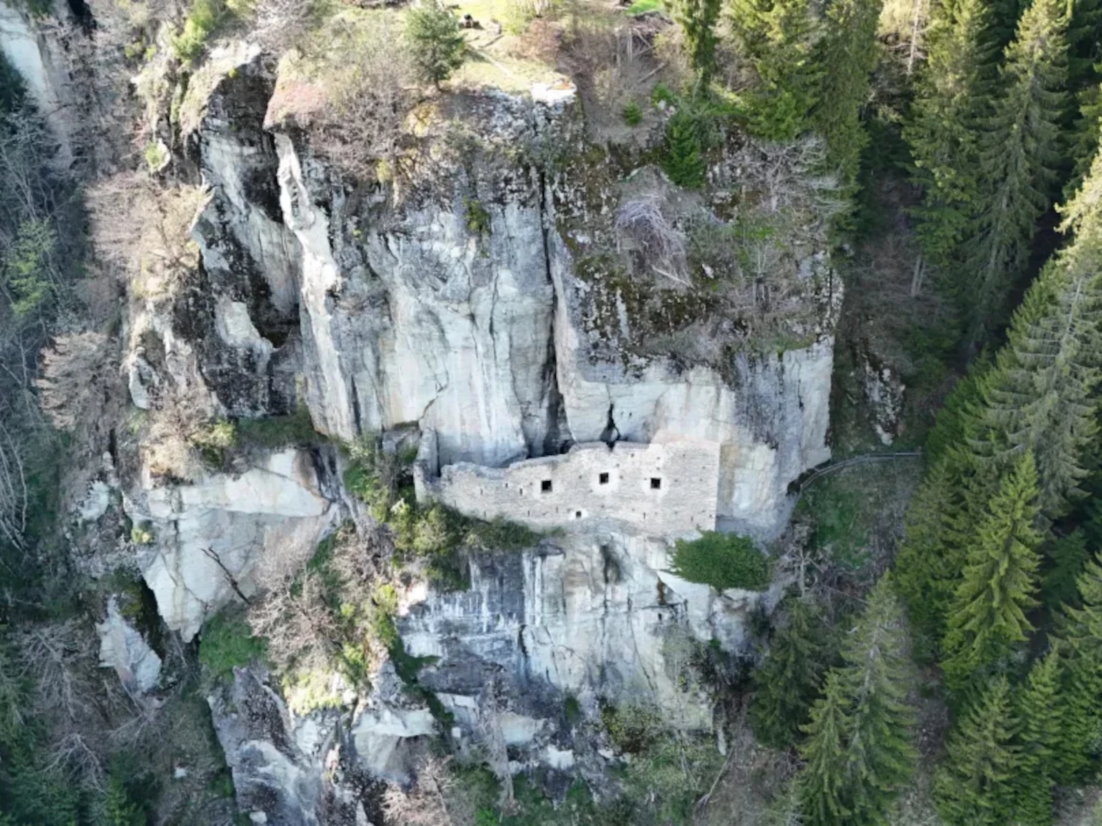Die versteckte Burg in Waltensburg