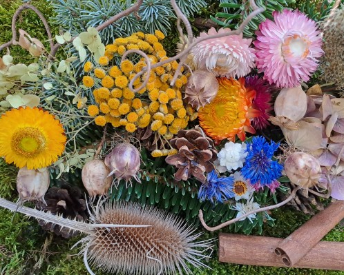 Atelier de décoration de l'Avent avec des matériaux naturels