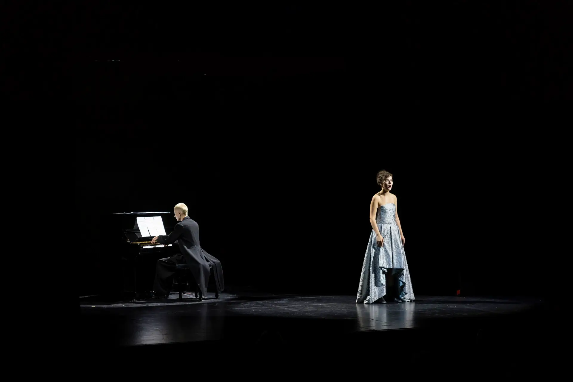 Un Champ brûlé - Elina Kulikova y Dima Efremov