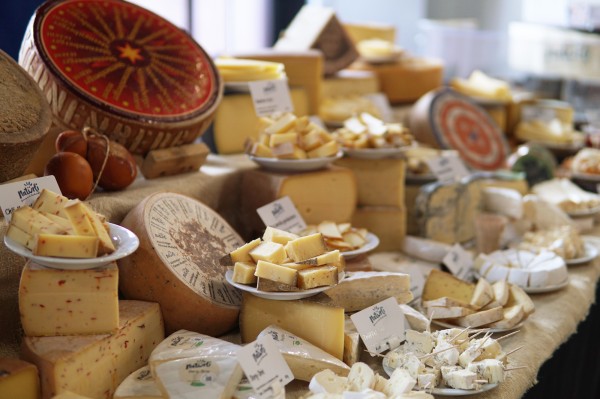 Dîner au fromage dans la cabane alpine naturelle
