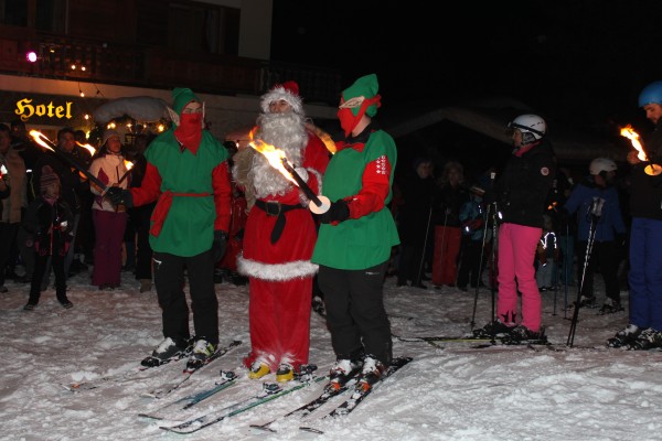 Weihnachtsmann und Fackelabfahrt