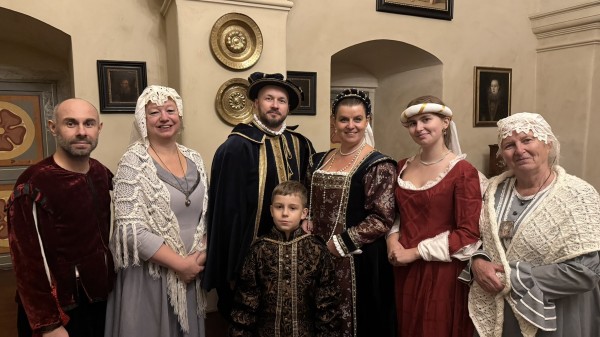 TŘEBOŇ: Tour de disfraces infantiles Vida en el castillo