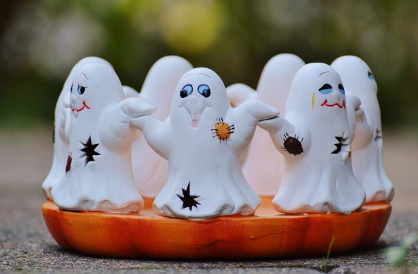 There are ghosts at the castle (2-4 years old)