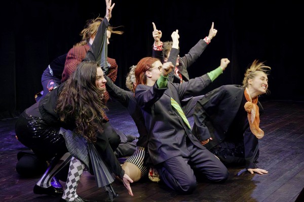 «In the beginning was the abyss or the world is not quite right» Seven acting students from ZHdK