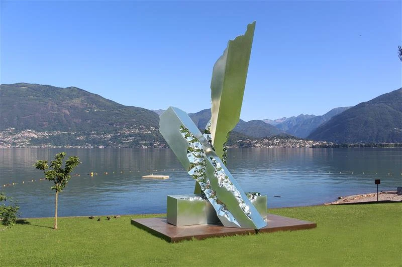 El lago brilla