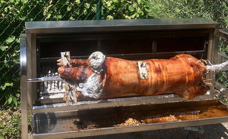 XXL BBQ Buffet. Destacan el cerdo de leche y el cordero en espetón