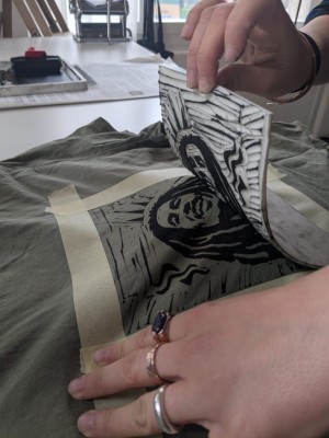 Taller de descubrimiento de linograbado e impresión textil