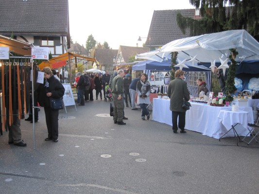Frühjahrsmarkt in Allschwil, beim Dorfplatz, Neuweilerstrasse und Mühlebachweg