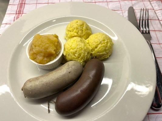 Tavolata avec du sang et de la foie de cochon des Alpes et histoires d'alpagistes